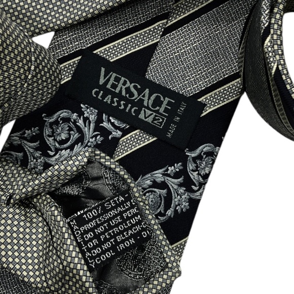 VERSACE CLASSIC V2 Black/Gray Striped Baroque Silk LUXURY Tie ITALY - Picture 4 of 5